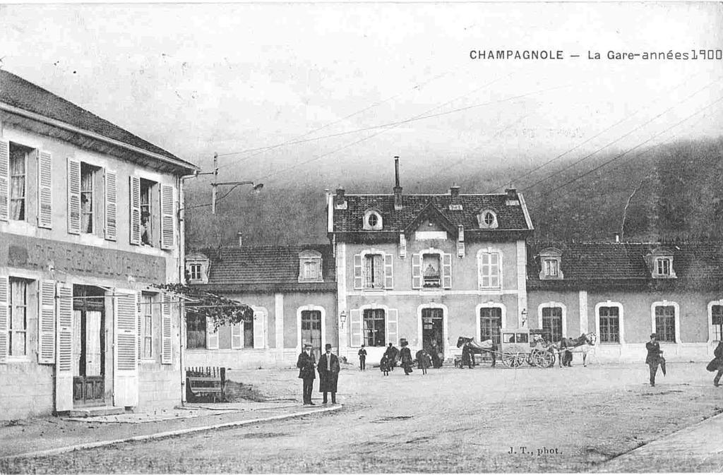 Cafe Hotel De La Gare シャンパニョル エクステリア 写真